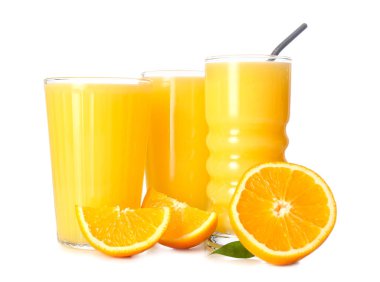 Beyaz arka planda saman ve taze portakallı lezzetli meyve suları.
