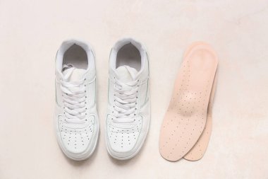 Işık arka planında ortopedik tabanlı ayakkabılar