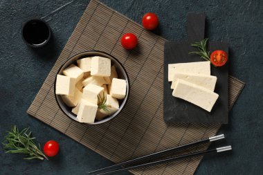 Koyu arkaplanda lezzetli tofu peyniri.