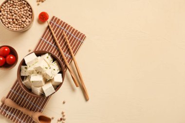 Bej arka planda lezzetli tofu peynirli kase ve metin için boşluk