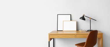 Lambalı ve çerçeveli modern bir iş yeri. Tasarım için pankart