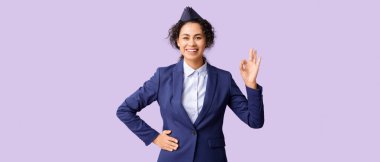 Güzel Afro-Amerikalı hostes leylak arka planda iyi görünüyor.