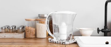 Mutfak tezgahında su filtresi sürahisi