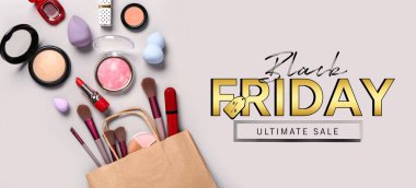 Gri arkaplanlı makyaj ürünleri ile Kara Cuma indirimi