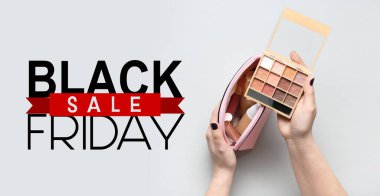 Hafif arka planda kadın eli ve makyaj ürünleriyle Kara Cuma indirimi