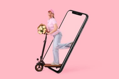 Çiçek buketli kadın kurye, scooter ve pembe arka planda büyük akıllı telefon.