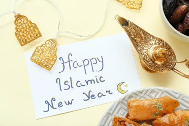 Yazılı kart Mutlu İslami Yeni Yıl, Aladdin lambası ve renkli arkaplan şekerleri