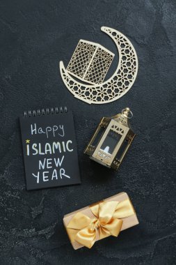 Yazılı Not Defteri Mutlu İslami Yeni Yıl, Fanous, Hilal ve karanlık arka planda hediye kutusu