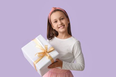 Leylak arkaplanda yeteneği olan küçük kız.