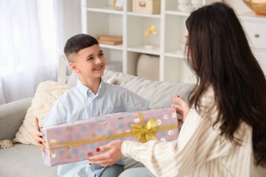 Sevimli küçük çocuk annesini Uluslararası Kadınlar Günü 'yle selamlıyor.