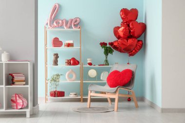 Gri koltuklu ve Sevgililer Günü için dekorasyonlu şenlikli oturma odasının içinde.