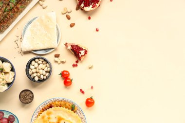 Bej arka planda geleneksel doğu yemekleri. Ramazan kutlaması