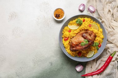 Bir kase geleneksel tavuk biryani, içinde malzemeler var.