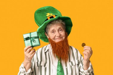 Kırmızı sakallı, cüce şapkalı yaşlı kadın elinde hediye kutusu ve sarı arka planda para tutuyor. Aziz Patrick Günü kutlaması