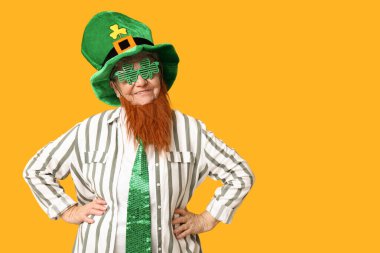 Leprikon şapkalı yaşlı kadın ve sarı arka planda kırmızı sakallı dekoratif gözlüklü. Aziz Patrick Günü kutlaması