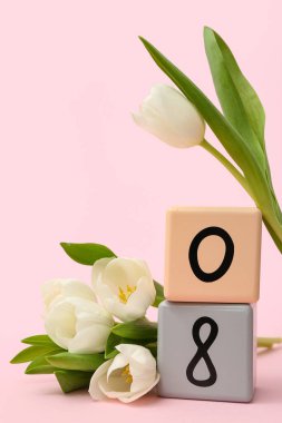 Küp takvimi, tarih 08 ve pembe arka planda güzel beyaz laleler. Uluslararası Kadınlar Günü