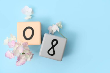 Küp takvimi, tarih 08 ve mavi arka planda güzel ortanca çiçekleri. Uluslararası Kadınlar Günü