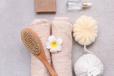 Banyo malzemeleri, bitkisel poşet, tesisat çiçeği ve arkaplanda gerekli yağ şişesi olan kompozisyon, yakın plan.