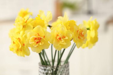 Mutfaktaki cam vazoda güzel bir buket nergis, yakın plan.