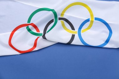 Mavi arka planda Olimpiyat bayrağı