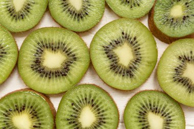 Ahşap arka planda taze kivi dilimleri, yakın plan.