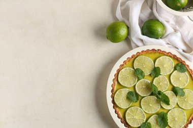 Beyaz arka planda nane aromalı lezzetli limonlu tart.