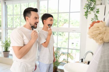 Babası ve küçük oğlunu banyoda ustura ile şok etti.