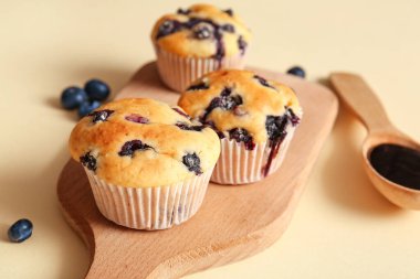 Hafif arka planda lezzetli yaban mersinli ahşap tepsi, yakın plan.