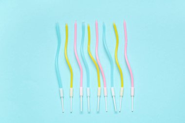 Mavi arkaplanda bir sürü renkli doğum günü mumu