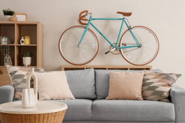 Koltuk, kahve masası, raf ünitesi ve bisiklet oturma odasının içinde.