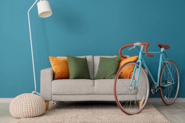 Rahat kanepe lambası, puf ve bisiklet oturma odasında.