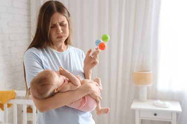 Stresli genç anne evde doğum sonrası depresyondan muzdarip.