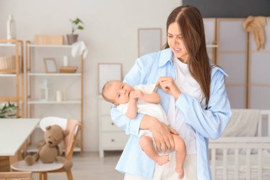 Evde doğum sonrası depresyon geçiren genç bir anne var.