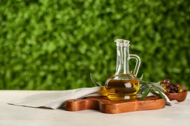 Dışarıdaki beyaz masada taze zeytinyağı süprüntüsü.