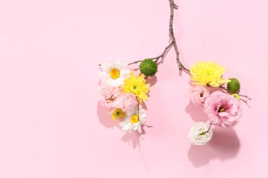 Pembe arka planda akciğer şeklinde çiçekler ve ağaç dalları