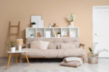 Konforlu kanepe, raf ünitesi ve oturma odasının içindeki kahve masası.