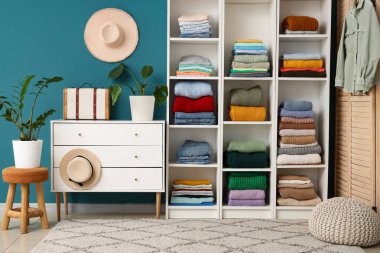 Çekmeceleri ve çiçekleri olan şık bir soyunma odası.