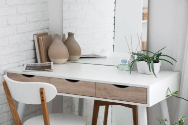 Aynalı giyinme masası ve yatak odasında dekorasyon.