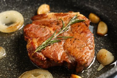 Kızarmış biftekle kızartma tavası, yakın plan.