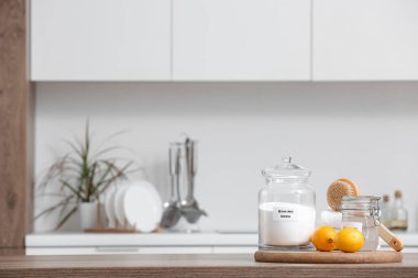 Mutfakta limonlu doğal temizlik malzemeleri.