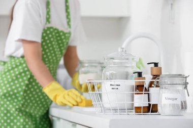 Mutfaktaki tezgahın üzerinde doğal temizlik malzemeleri olan sepet, yakın çekim.