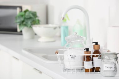 Mutfaktaki tezgahın üzerinde doğal temizlik malzemeleri olan sepet, yakın çekim.