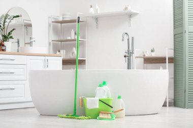 Banyoda küvetin yanında doğal temizlik malzemeleri var.