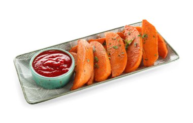 Lezzetli pişmiş patates tabağı ve beyaz arka planda bir kase sos.