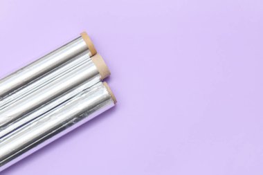 Alüminyum folyo mor arkaplanda dönüyor