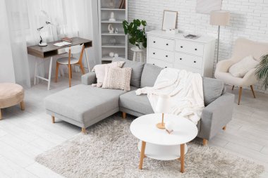 Oturma odasının iç tarafında rahat bir kanepe ve kahve masası var.