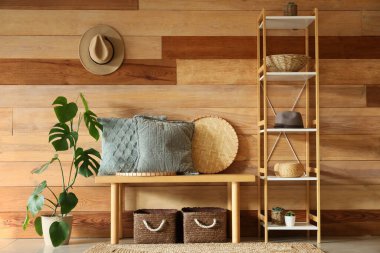 Yastıklı bank ve koridorun iç tarafında raf ünitesi.