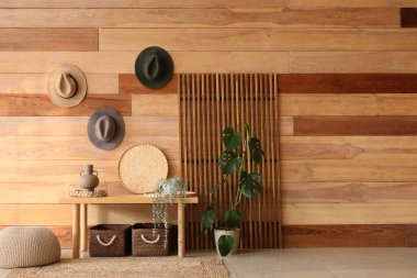 Salonun içinde bank, ev bitkileri ve şapkalarla