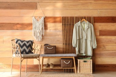 Salonun içinde yastıklı bank, ekran ve koltuk.