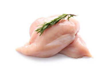 Beyaz arka planda biberiyeli çiğ tavuk göğsü.